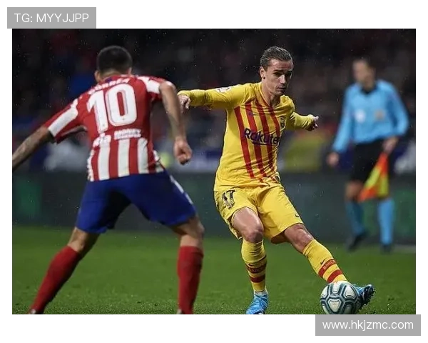 巴萨极端球迷砸破马竞大巴车窗 巴萨极端球迷砸破马竞大巴车窗